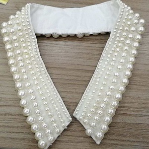 Collana Girocollo Artigianale con Perle di Vetro Rosa Oliva e Gancio Frontale, Regalo per Donne - Product Image 4