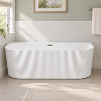 Baignoire en acrylique cannelé blanc pour usage familial, 150 cm, design ovale mural avec extrémités inclinées pour une immersion confortable