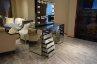 Coiffeuse à miroir de haute qualité avec miroir éclairé en verre et accents de bouton en cristal luxueux pour chambre à coucher