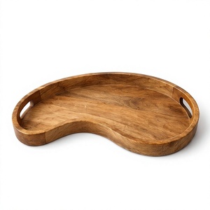 Planche de service artisanale en bois de manguier en forme de rein, plateau décoratif asymétrique moderne avec finition teintée lisse et poignées - Product Image 1