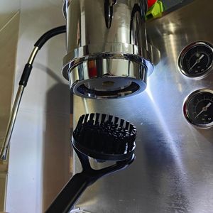 Cepillo de limpieza para cabezal de cafetera Steel Pier, vapor a alta presión, equipo profesional, mango de silicona negro - Product Image 1