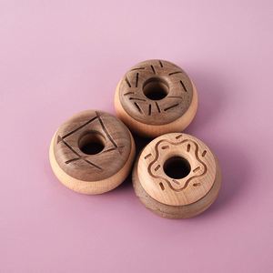 Jouets de cuisine en bois pour enfants : Donuts et desserts en bois pour jouer à faire semblant - Product Image 1