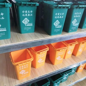 Fabricamos y vendemos contenedores de basura clasificados de cuatro colores, montados en remolques, de 100L y 120L, en Quanzhou. Nuestro basurero exterior - Product Image 1