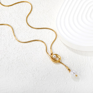 Collier chaîne de pull en acier inoxydable avec pendentif géométrique creux en perle et pompon, style rétro et tendance - Product Image 1