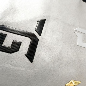 Etichette Personalizzate in PVC con Logo 3D in Rilievo, Metallizzate Argento, Patch in TPU Morbido ad Alta Frequenza per Cappelli - Product Image 4
