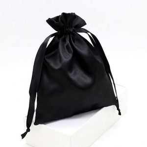 Sac à cordon en satin noir doux avec logo imprimé personnalisé, sac à perruque en satin, sac anti-poussière - Product Image 3