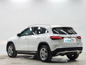 <span class=keywords><strong>Mercedes</strong></span>-Benz GLA180 <span class=keywords><strong>2022</strong></span> : Équipements et Intérieur Luxueux <span class=keywords><strong>SUV</strong></span> avec un intérieur luxueux et sombre - Product Image 5