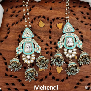 Exquisitos pendientes Kundan Chandbali con esmalte de agua y detalles de perlas perfectos para ocasiones tradicionales - Product Image 1