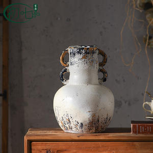 Vase en résine style Wabi Sabi avec poignées, design antique vieilli pour la décoration intérieure, arrangement de fleurs séchées - Product Image 3