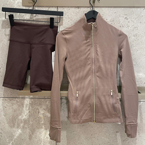 Ensemble de yoga gris acier premium pour femmes, comprenant une veste zippée intégrale et un legging taille haute respirant pour l'entraînement et la gym - Product Image 1