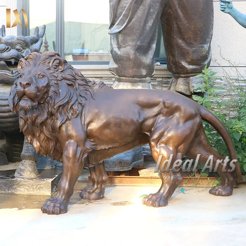 รูปปั้นสิงโตทองแดงรูปสัตว์แกะสลักรูปปั้นสิงโตทำจากทองเหลืองเดินได้สำหรับกลางแจ้ง