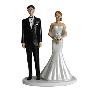 Resin fashion wedding bride and groom figurine with flowers