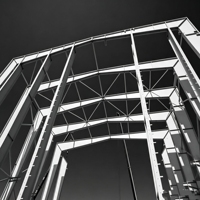 Entrepôt logistique préfabriqué moderne en structure métallique, atelier, garage, hangar avec poutre en acier en forme de H solide et revêtement époxy