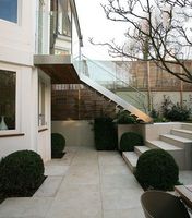 Escalier extérieur personnalisable pour villa, design moderne et élégant, en bois massif avec motif fileté, escalier droit en métal pour l'extérieur