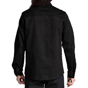 เสื้อเชิ้ตแขนยาวสีดำสไตล์สตรีทสำหรับผู้ชาย พร้อมแผ่นผ้าควิลท์และกระเป๋าซิป เสื้อลำลอง - Product Image 2