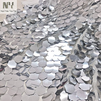 Nouveauté Nanyee Textile : Tissu en tulle brodé de sequins hexagonaux brillants argentés de 25 mm, idéal pour chaussures de mariage