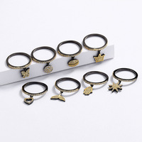 Bague à breloques délicate en laiton noir canon avec pavé de zircone cubique, 8 styles : Couronne, Nœud, Cœur, Hamsa, Queue de sirène