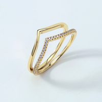 Minimaliste mer vague lumière luxe élégant mode Couple anneaux OEM ODM femmes bijoux mariage à la mode beaux cadeaux anneau fournisseur