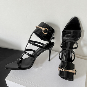 Sandales à talon aiguille pour femme, à bride en T, montantes à la cheville, à bout ouvert pointu, en cuir verni avec décorations métalliques - Product Image 5