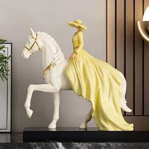 Scultura Artistica di Lusso Moderna e Discreta in Resina Sintetica, Raffigurante Principessa Equestre, Regalo Aziendale Creativo per l'Ufficio - Product Image 3
