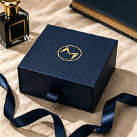 Boîte cadeau en papier rigide bleu marine avec logo personnalisé en feuille d'or, tiroir coulissant, boucle en ruban et insert en mousse EVA pour montre et bijoux