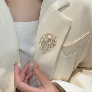 เข็มกลัดดอกไม้ประดับมุกน้ำจืดคุณภาพสูง ขนาด 8-9 มม.  เครื่องประดับเสื้อผ้าสวยงาม มีสองสี - Product Image 3