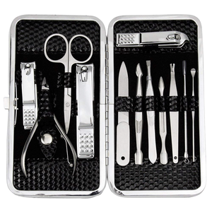 Ensemble professionnel de coupe-ongles pour manucure et pédicure 7 en 1, 12 pièces avec étui de voyage luxueux noir - Product Image 1