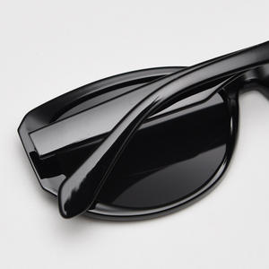 Nouvelles lunettes de soleil polarisées légères TR90 à monture intégrale confortables pour un usage unisexe à la plage - Product Image 2