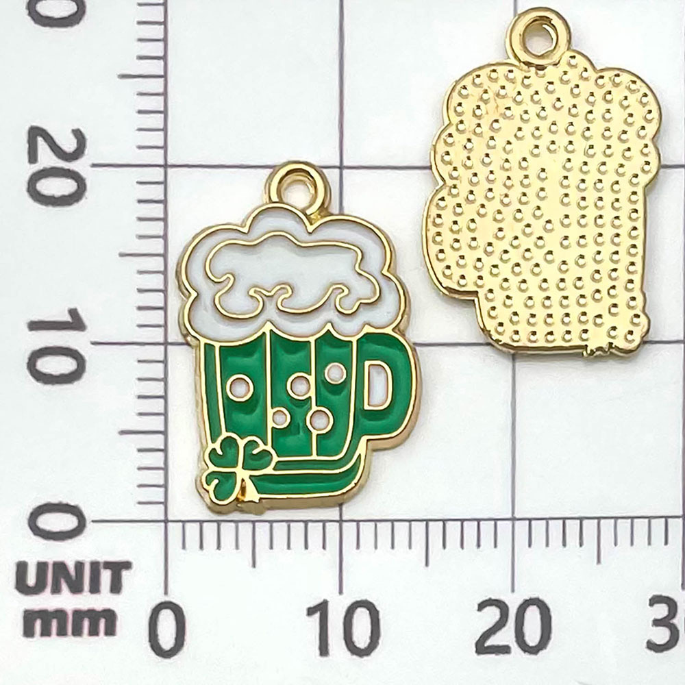 Une chope à bière verte dégoulinante - 1,3g - 20*14mm - 21829