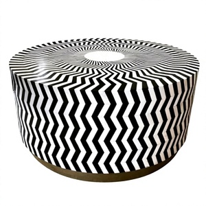 Table basse ronde en bois avec incrustation Chevron noir et blanc, motif géométrique optique, et base dorée - Product Image 1