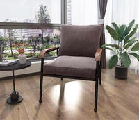 Fauteuil pliable pour salon avec pieds en métal et accoudoirs en bois, rembourrage en coton, design minimaliste de style chinois, finition rouge/noir
