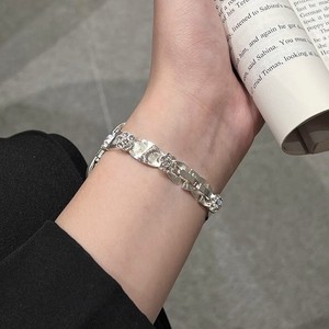 <span class=keywords><strong>Bracelet</strong></span> <span class=keywords><strong>de</strong></span> Montre <span class=keywords><strong>Haut</strong></span> <span class=keywords><strong>de</strong></span> <span class=keywords><strong>Gamme</strong></span> Polyvalent pour Femme, Luxe Léger avec Diamants, pour <span class=keywords><strong>Apple</strong></span> <span class=keywords><strong>Watch</strong></span> Séries 8/9/10, Respirant - Product Image 4