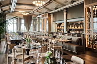 Personnalisation de tables et chaises de restaurant de luxe, banquette en cuir et chaise en bois avec table ronde pour snack-bar et café