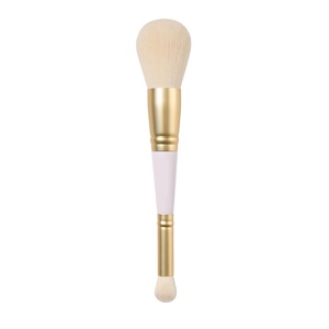 Pinceau de maquillage double tête 2-en-1 à manche en bois et poils synthétiques doux pour contouring, poudre scintillante et blush - Product Image 1