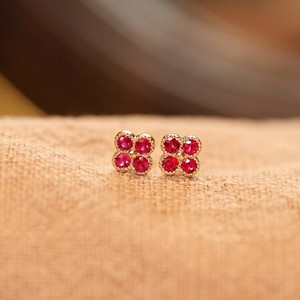 Pendientes de Oro Sólido de 18K Xinfly con Rubí Natural de Mozambique Rojo Sangre de Paloma AU750, Diseño Trébol Vintage Milgrain para Boda y Uso Diario - Product Image 4