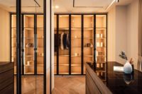 Armoire moderne de luxe Vermonhouzz avec cadre en aluminium et porte en verre, éclairage LED intégré - Système de dressing sur mesure
