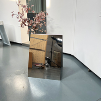 Personnalisation de panneau d'affichage au sol double face en acier inoxydable miroir intégré de 60x40 cm