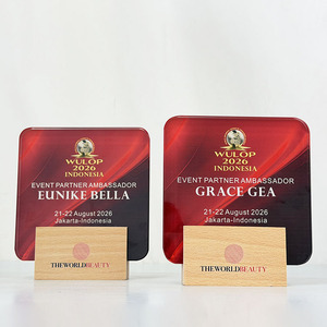 Placa de Vidrio Cuadrada Personalizada con Degradado Rojo-Negro y Círculo Dorado sobre Base de Madera Natural - Premio de Reconocimiento para Eventos MH-J0152 - Product Image 1