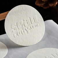 Autocollant en papier texturé haut de gamme personnalisé, autocollant de logo en gros, autocollant gaufré pour emballage de bougies, de parfums et de canettes