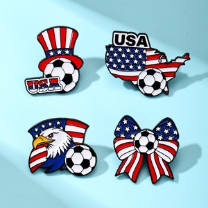 Épinglette de football en émail, drapeau américain patriotique, Canada, Mexique, cadeau pour supporter de football, Coupe du Monde 2026 - Product Image 1