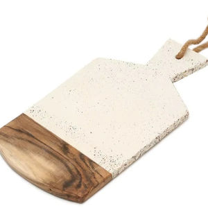 Planche à découper en bois et résine époxy avec logo personnalisé Planche à charcuterie avec poignée de l'artisanat à profusion - Product Image 1