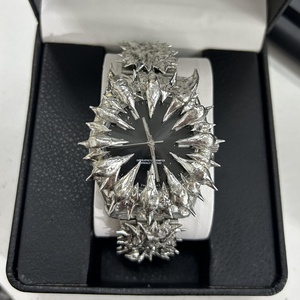 Montre en quartz alabastro sur mesure avec mouvement unique en forme de griffe pour homme, breloques gothiques pour la fabrication de bijoux - Product Image 1