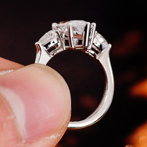 Bague en or 10k, 14k, 18k avec pierre principale en moissanite maya de 3 carats, fabriquée par l'usine de bijoux Mushan, bague pour femmes à trois pierres principales - Product Image 5