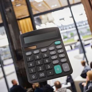 Calculatrice à panneau métallique imprimé avec logo personnalisé, double alimentation, grand écran, 12 touches, machine de calcul à 12 chiffres, batterie solaire de secours - Product Image 3