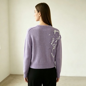 Maglione di Lusso in Cashmere Lavanda con Applicazione Ondulata 3D e Paillettes Iridescenti - Pullover di Design Premium Impreziosito da Paillettes - Product Image 2