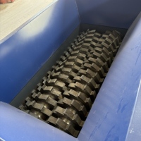 Broyeur de plastique d'occasion 45 kW à double arbre pour système de recyclage de tuyaux, fûts et films plastiques