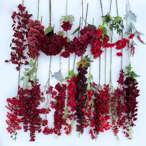מחיר נמוך משי פרחים אדומים מרכזיים מלאכותיים לקישוט חתונה זר כלה ורד לקישוט קיר