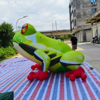 Grande grenouille gonflable réaliste et colorée avec pattes rouges pour l'affichage dans les zoos et les aires de jeux pour enfants