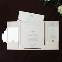 Invitation de mariage personnalisée en velours beige avec pochette rigide royale, estampage à chaud doré de luxe et enveloppe en papier nacré
