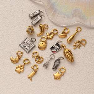 Collection de breloques de bijoux fantaisie - Ensemble de 20 pièces uniques, y compris valise, bouteille de champagne, arbre, dés, empreinte de patte - Product Image 2